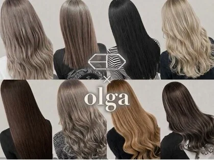 明るい筋感を入れたミディアムヘアの後ろ姿