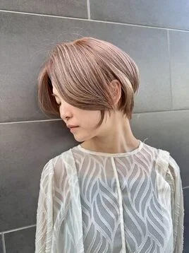 カット後のボブヘアの毛先と首元を横から写した仕上がり